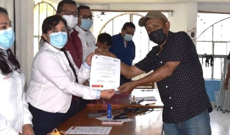 ENTREGAN CONSTANCIAS A AGENTES ELECTOS DE IXHUATLÁN