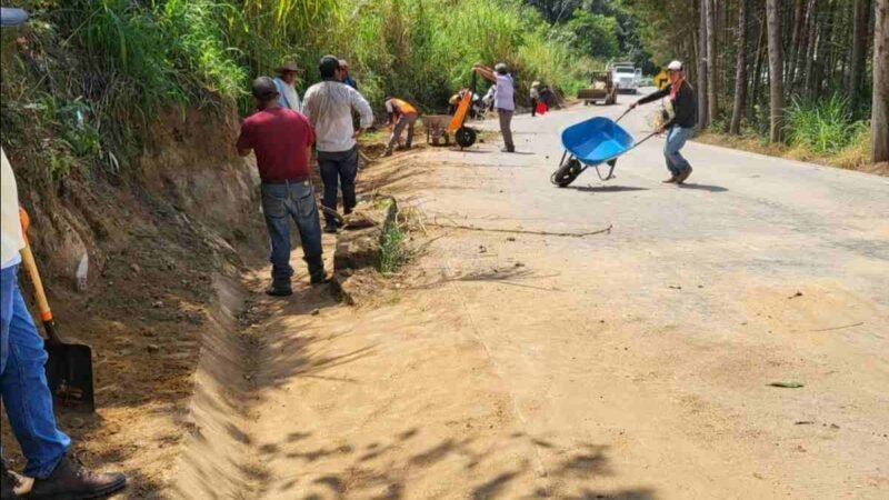 DAN MANTENIMIENTO A CAMINOS DE CALCAHUALCO