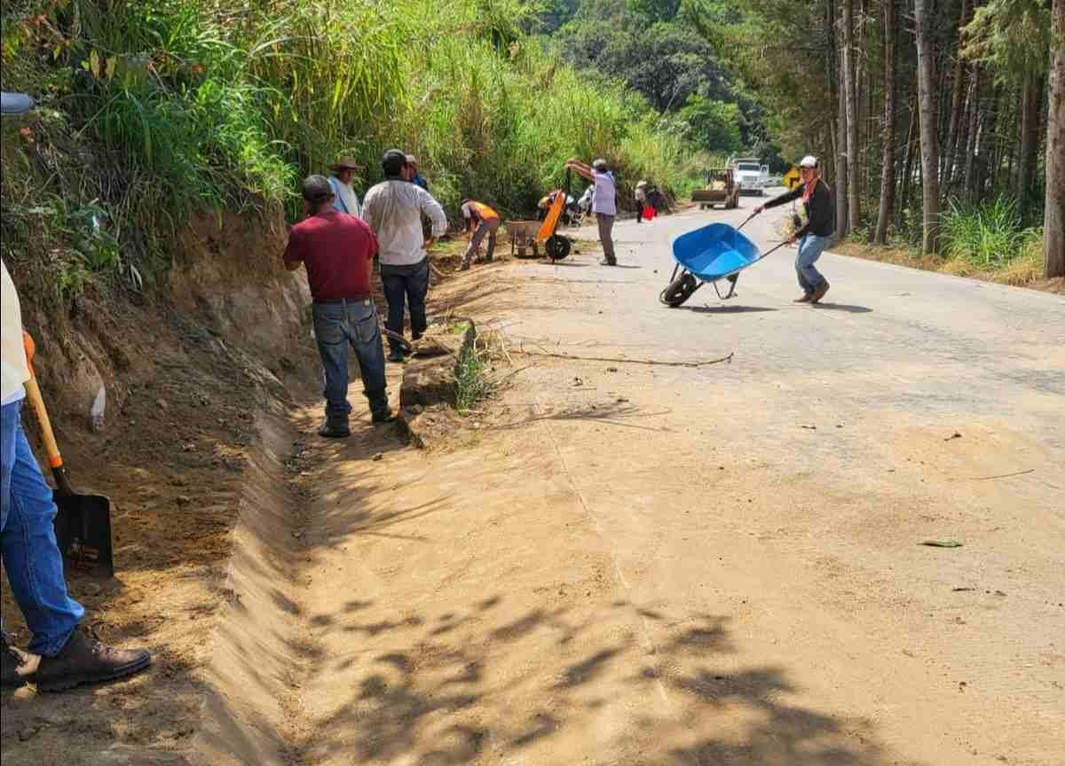 DAN MANTENIMIENTO A CAMINOS DE CALCAHUALCO