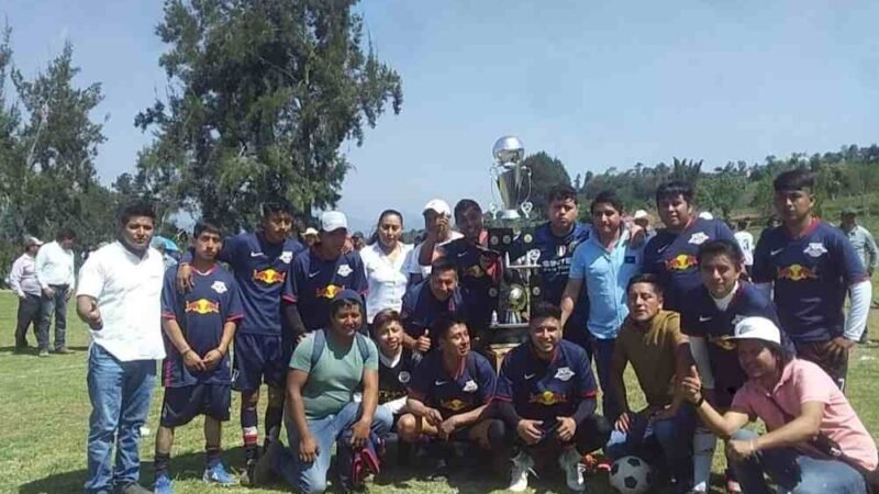 EXCOLA SE CORONA CAMPEÓN