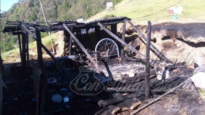 FUEGO CONSUME VIVIENDA EN ALPATLÁHUAC