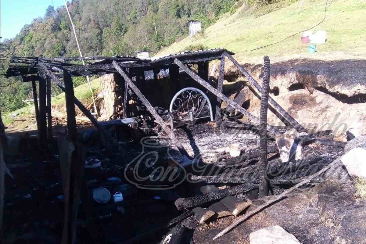 FUEGO CONSUME VIVIENDA EN ALPATLÁHUAC