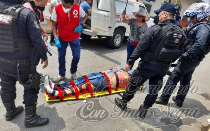 IMPACTA AUTO A MOTOCICLISTA Y ESCAPA