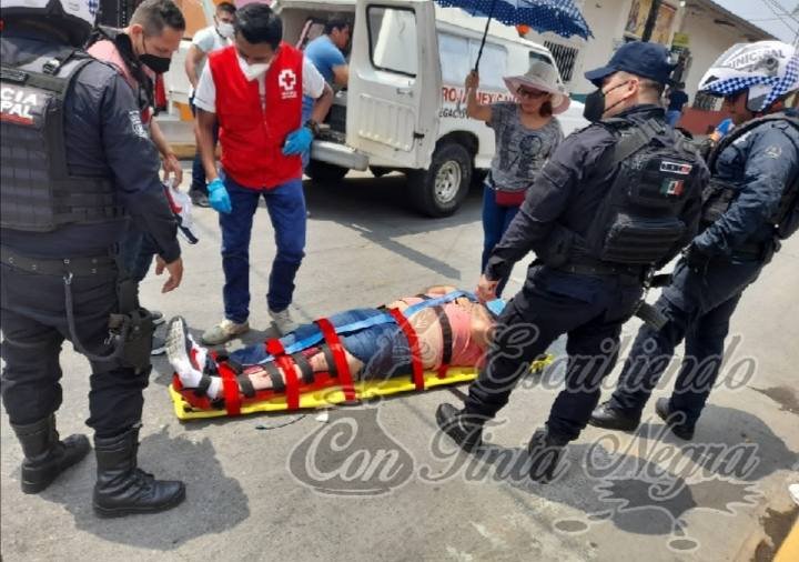 IMPACTA AUTO A MOTOCICLISTA Y ESCAPA