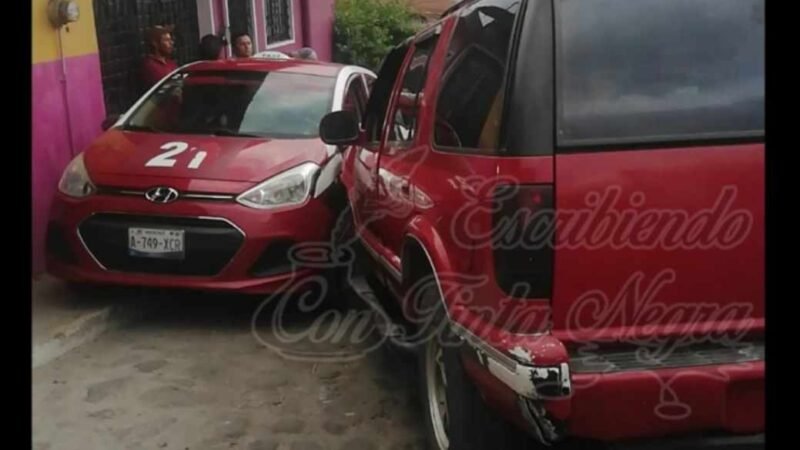 IMPACTA CAMIONETA CONTRA TAXI DE COSCOMATEPEC