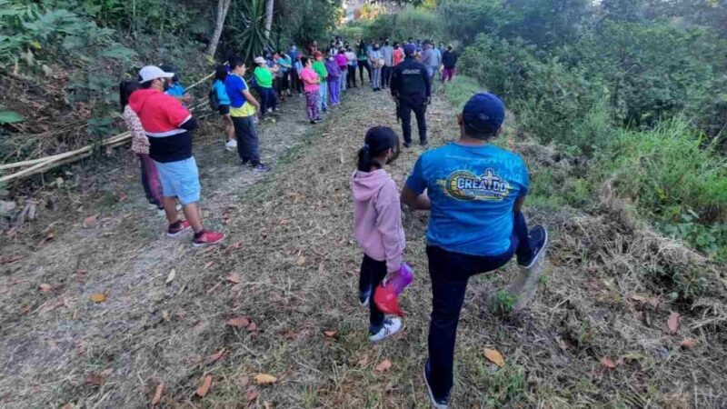 DISFRUTAN RECORRIDO EN VÍAS ANTIGUAS DEL TREN
