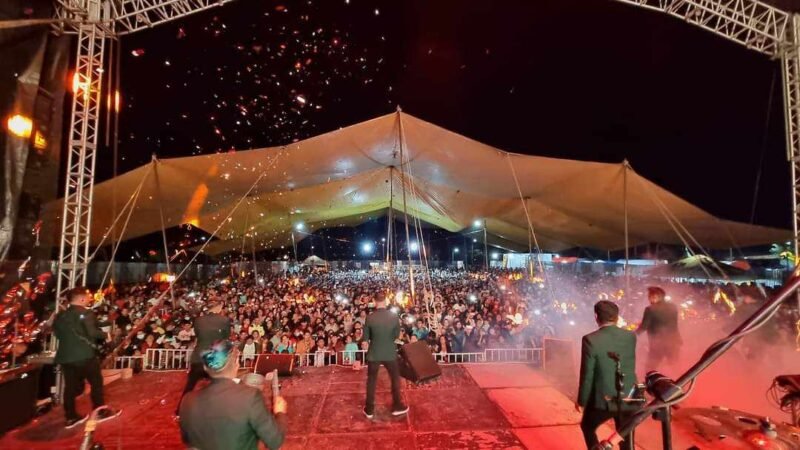 UN ÉXITO, PRESENTACIÓN DE GRUPO QUINTANNA