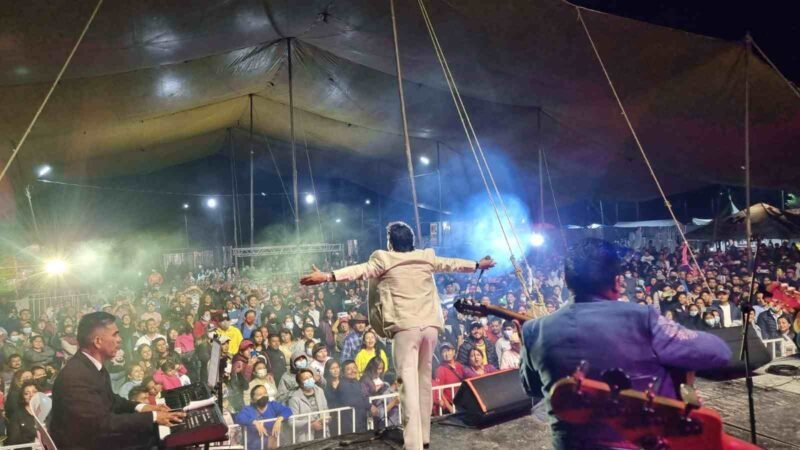 TRIBUTO A JUAN GABRIEL CONQUISTA A HUATUSQUEÑOS