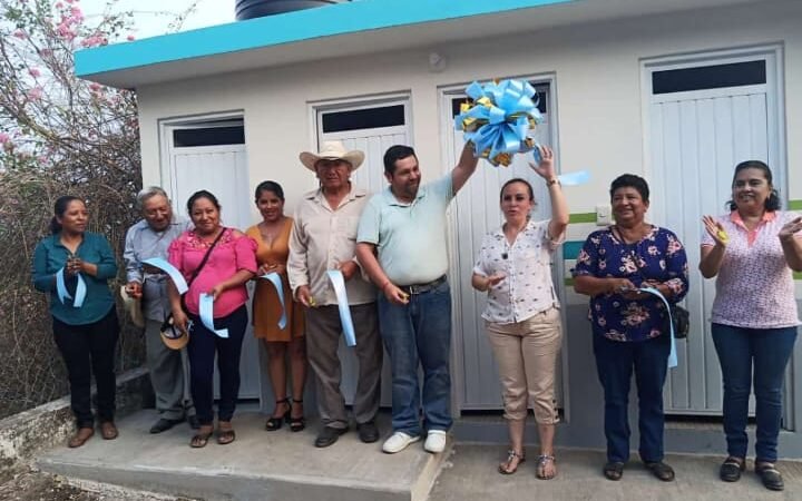INAUGURA RAFAEL LÓPEZ REMODELACIÓN DE SANITARIOS EN EL CONSUELO