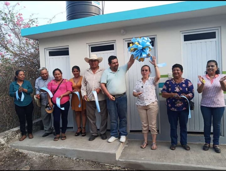 INAUGURA RAFAEL LÓPEZ REMODELACIÓN DE SANITARIOS EN EL CONSUELO