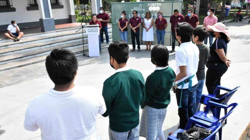 DISFRUTAN NIÑOS LIBRO BUS