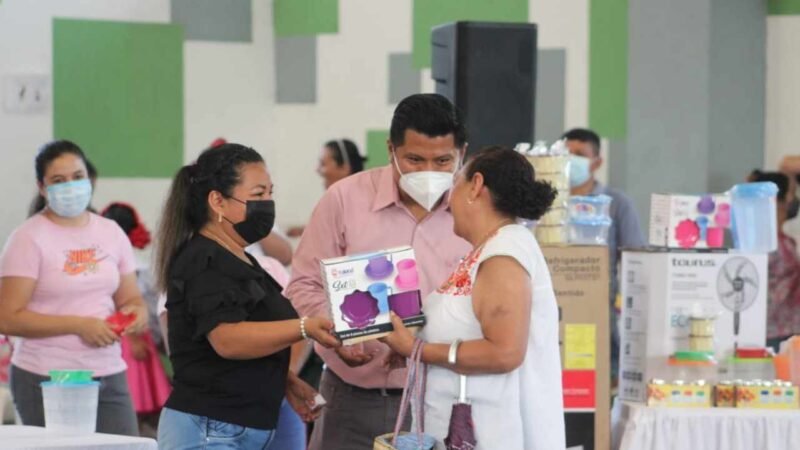 CON PREMIOS Y SORPRESAS FESTEJAN DIF Y AYUNTAMIENTO DE ATOYAC A MAMÁS DEL MUNICIPIO