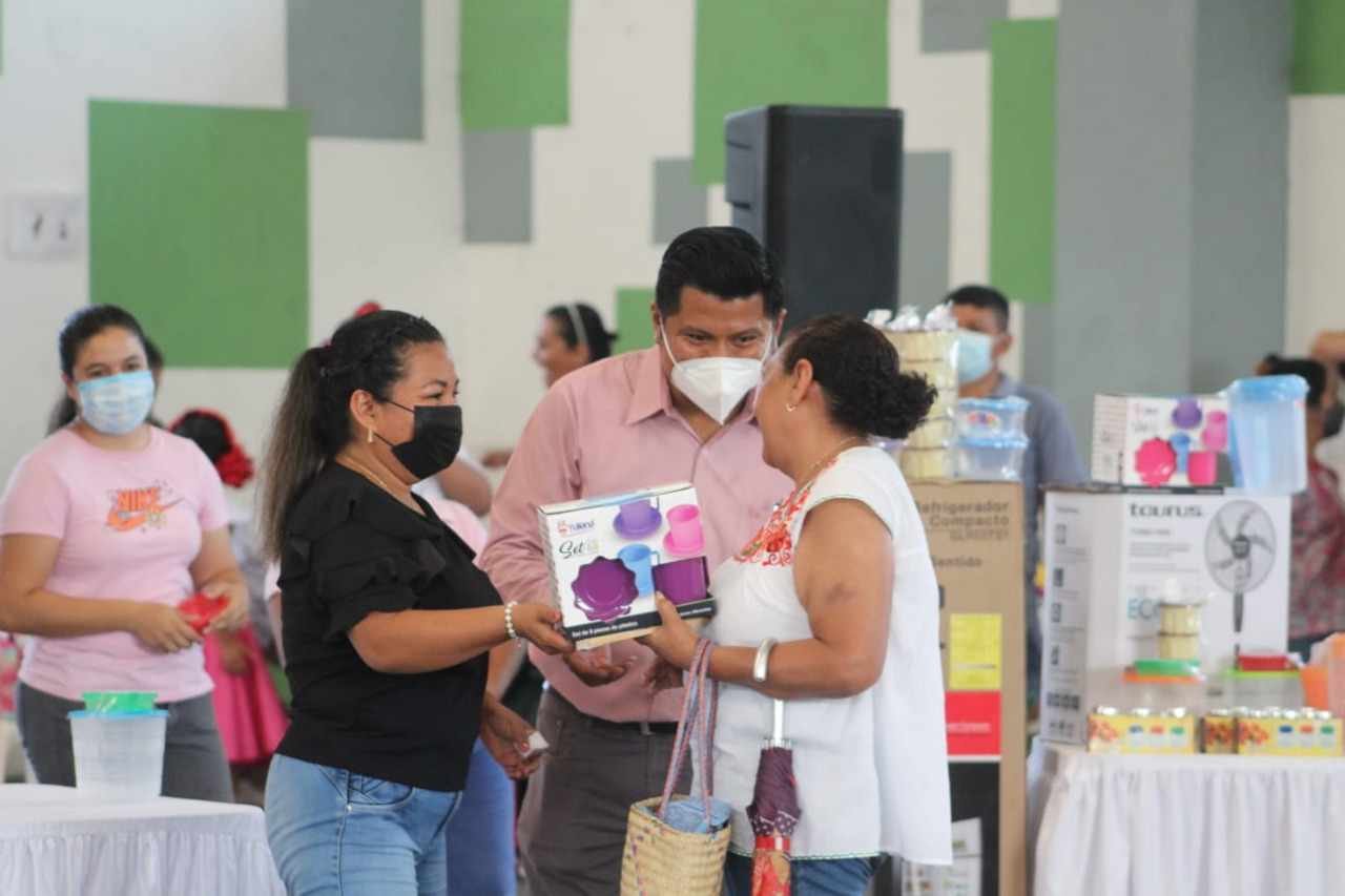 CON PREMIOS Y SORPRESAS FESTEJAN DIF Y AYUNTAMIENTO DE ATOYAC A MAMÁS DEL MUNICIPIO