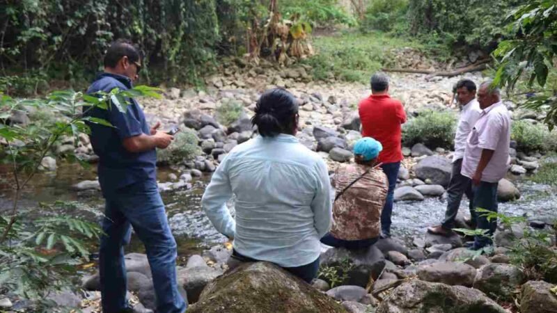 RECORREN AMBIENTALISTAS Y AUTORIDADES MUNICIPALES ZONAS DEL RÍO ATOYAC PARA HACER UN DIAGNÓSTICO 