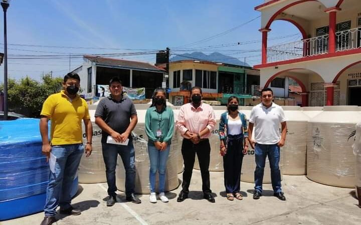 ENTREGAN MÁS DE 70 DEPÓSITOS DE AGUA EN TOMATLÁN