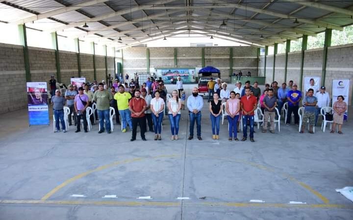 ENTREGAN ALCALDE Y DIPUTADA FERTILIZANTE A PRODUCTORES