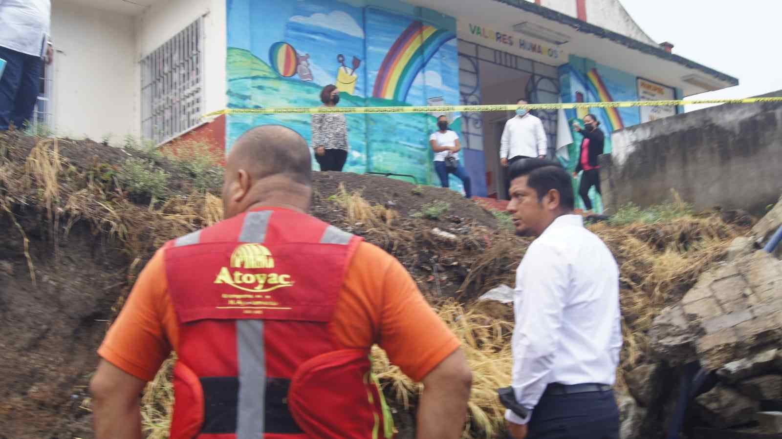 RECORRE ALCALDE DE ATOYAC ZONAS AFECTADAS POR TORMENTA