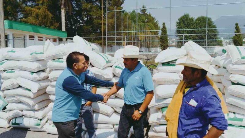 ENTREGAN FERTILIZANTE A PRODUCTORES DE COSCOMATEPEC