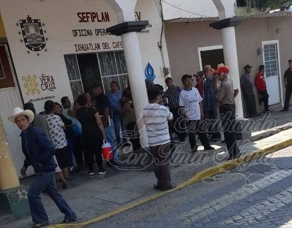 TOMAN OFICINAS DE LA CAEV EN IXHUATLÁN