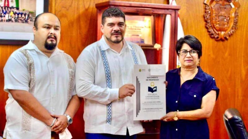 SUMAN 882 ESCRITURAS ENTREGADAS A ESCUELAS