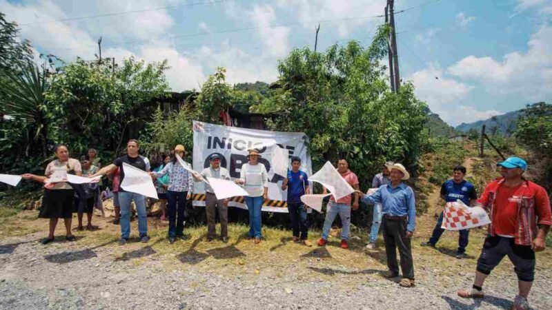 DA ALCALDE BANDERAZOS EN XALTENANGO Y MAQUILIXHUATLA