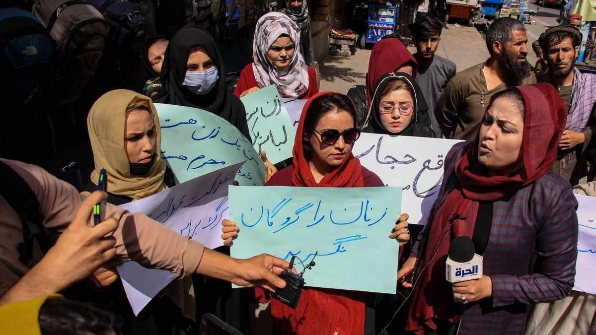 IMPIDEN PROTESTA DE MUJERES EN KABUL CONTRA EL CIERRE DE ESCUELAS A LAS NIÑAS