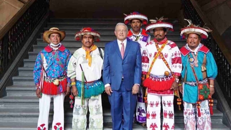 AMLO PROMETE DEVOLVER TIERRAS A COMUNIDAD INDÍGENA WIXÁRIKA