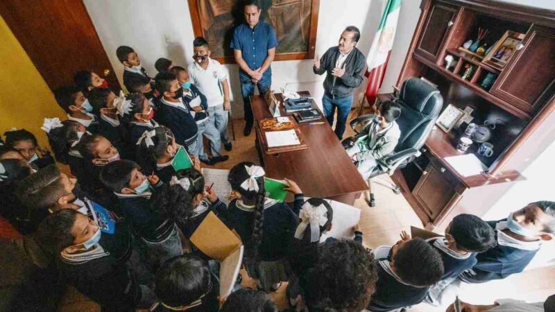 VISITAN ALUMNOS A AYUNTAMIENTO DE COSCOMATEPEC