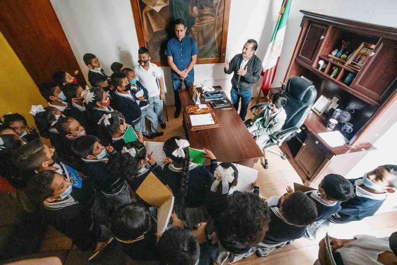 VISITAN ALUMNOS A AYUNTAMIENTO DE COSCOMATEPEC