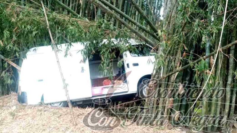 SE SALE CAMIONETA DE LA CARRETERA