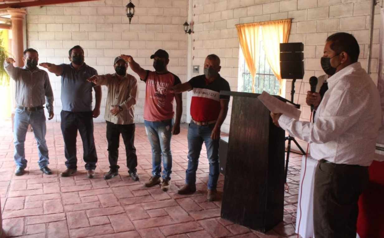 ALCALDE TOMA PROTESTA A AGENTES MUNICIPALES DE TOMATLÁN