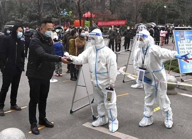 CIERRAN ESTACIONES DEL METRO DE BEIJING PARA TRATAR DE CONTENER EL COVID-19