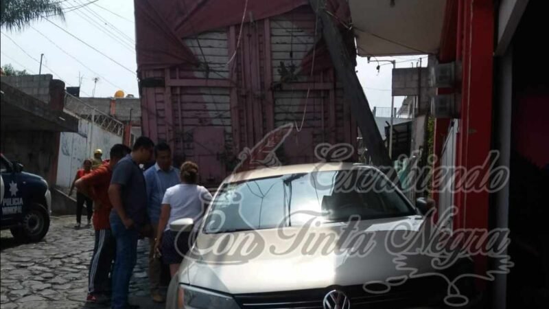 TRÁILER SE QUEDA SIN FRENOS Y PROVOCA CHOQUE