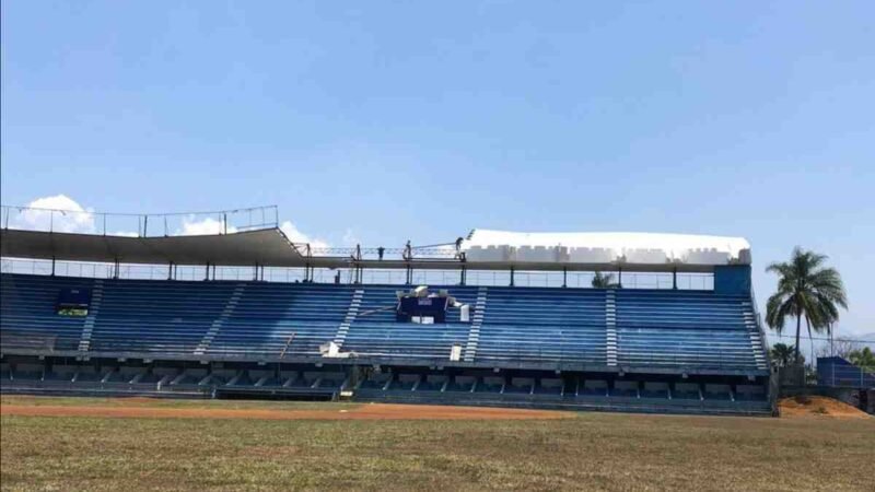 RETIRA AYUNTAMIENTO LÁMINAS DEL BEISBORAMA PARA SEGURIDAD DE HABITANTES 