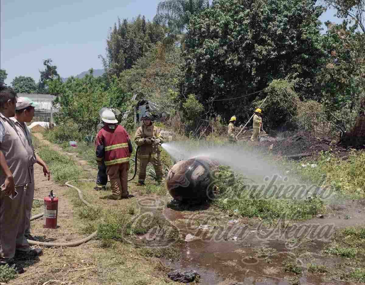 ENCIENDE FOGATA ¡JUNTO A TANQUE DE GAS CON FUGA!