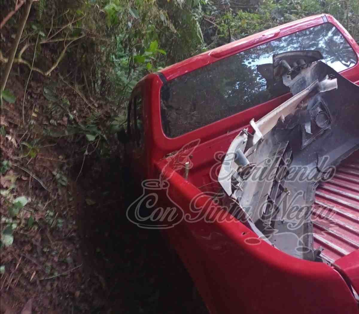 CAE CAMIONETA A BARRANCO