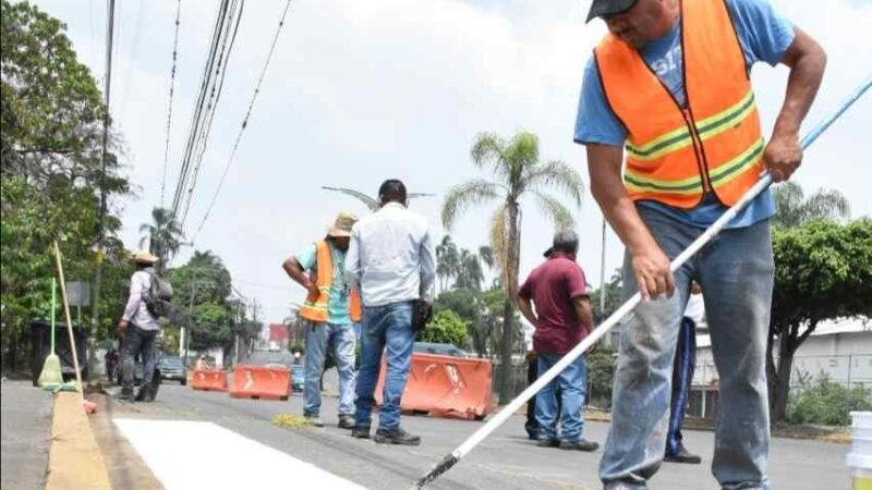 DELIMITAN PASOS PEATONALES Y ESTACIONAMIENTO DE VEHÍCULOS