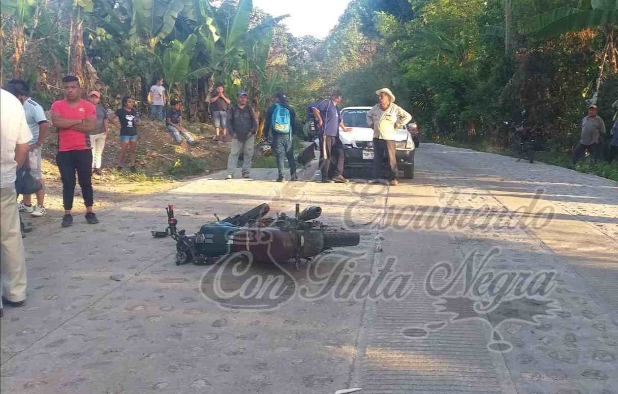 COLISIONAN MOTO Y TAXI EN IXHUATLÁN