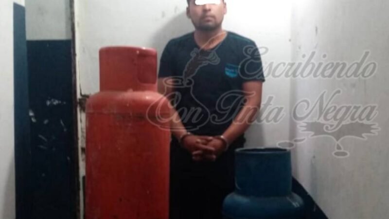 SE ROBÓ TRES TANQUES DE GAS; LO DETIENE LA POLICÍA