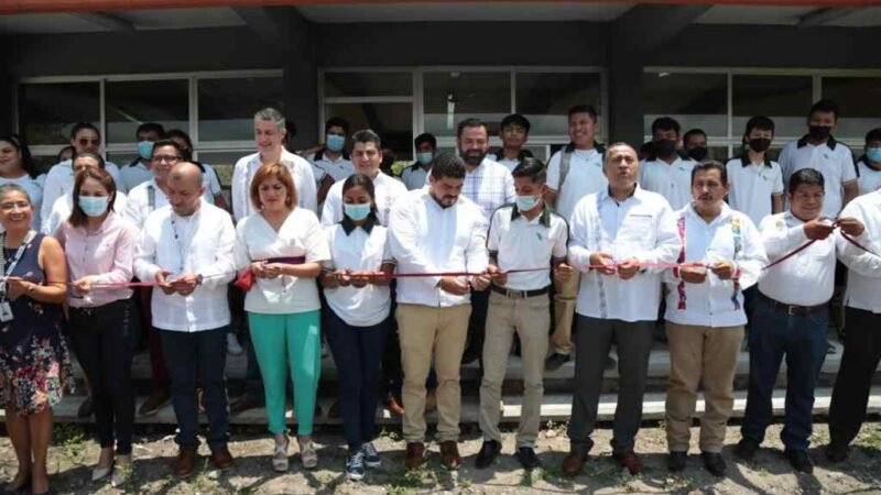 ZENYAZEN ESCOBAR ENTREGA PLANTEL CECYTEV EN YANGA