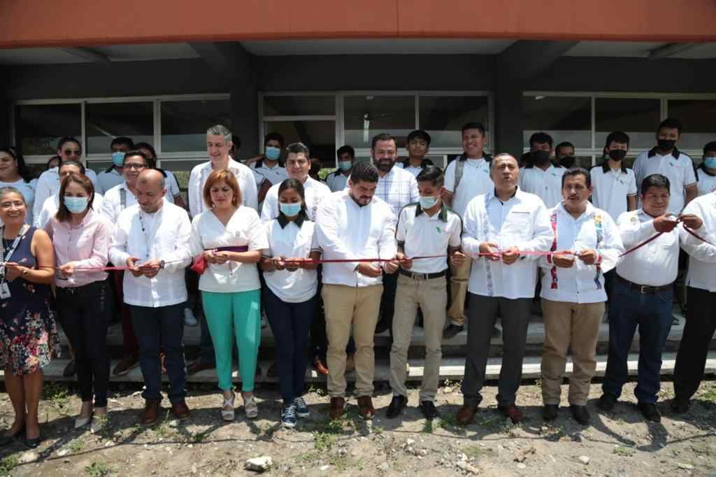 ZENYAZEN ESCOBAR ENTREGA PLANTEL CECYTEV EN YANGA