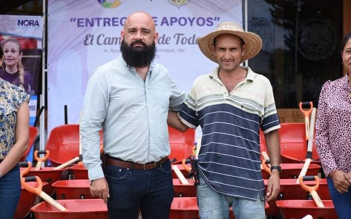 ENTREGA ALCALDE DE COMAPA APEROS DE LABRANZA