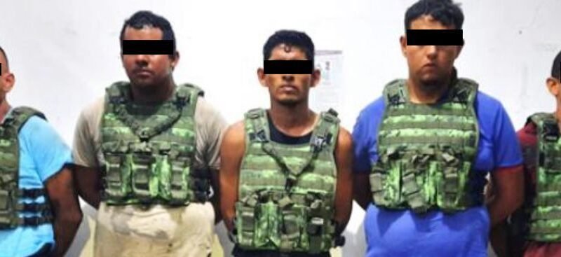 DETIENEN A 5 CON DROGA