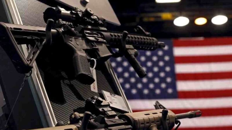 NUEVA YORK ELEVA A 21 AÑOS LA EDAD MÍNIMA PARA COMPRAR RIFLES SEMIAUTOMÁTICOS