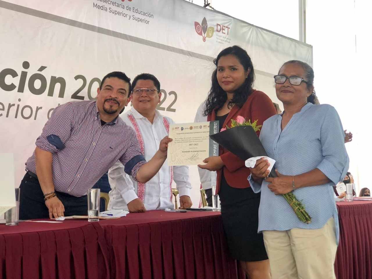 TRABAJAMOS PARA QUE EN VERACRUZ UN MAYOR NÚMERO DE JÓVENES SEAN PROFESIONISTAS: GÓMEZ CAZARÍN