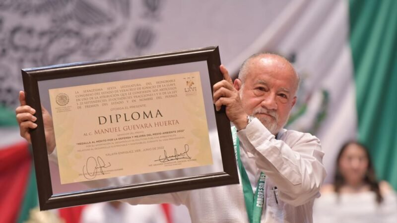 RECIBE BIÓLOGO MANUEL GUEVARA PREMIO AL MÉRITO AMBIENTAL