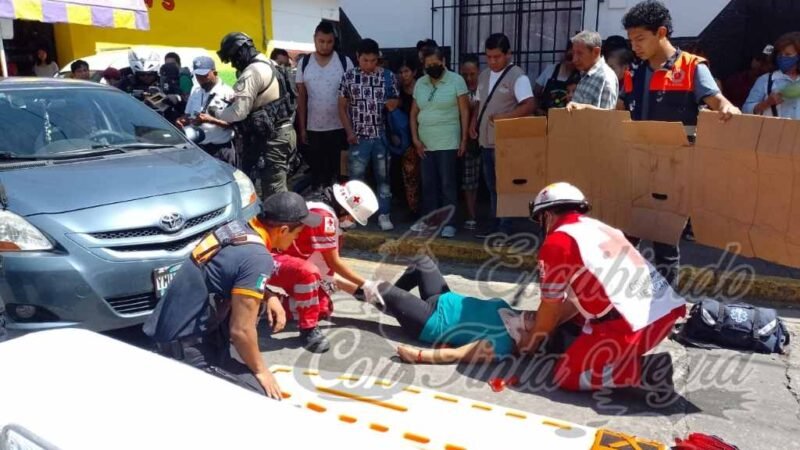 ATROPELLA AUTO A MUJER