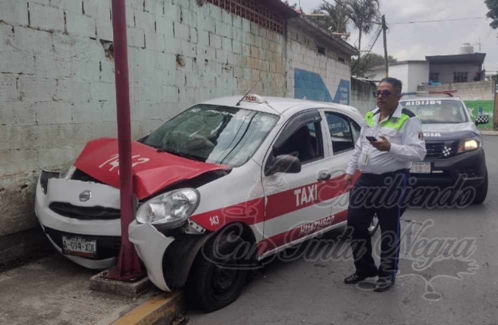 CHOCA EBRIO TAXISTA CONTRA POSTE