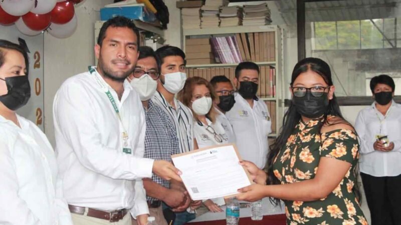 ENTREGAN CERTIFICADOS A 14 EGRESADOS DEL IVEA
