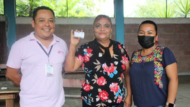 ADULTOS MAYORES RECIBEN TARJETAS INAPAM 